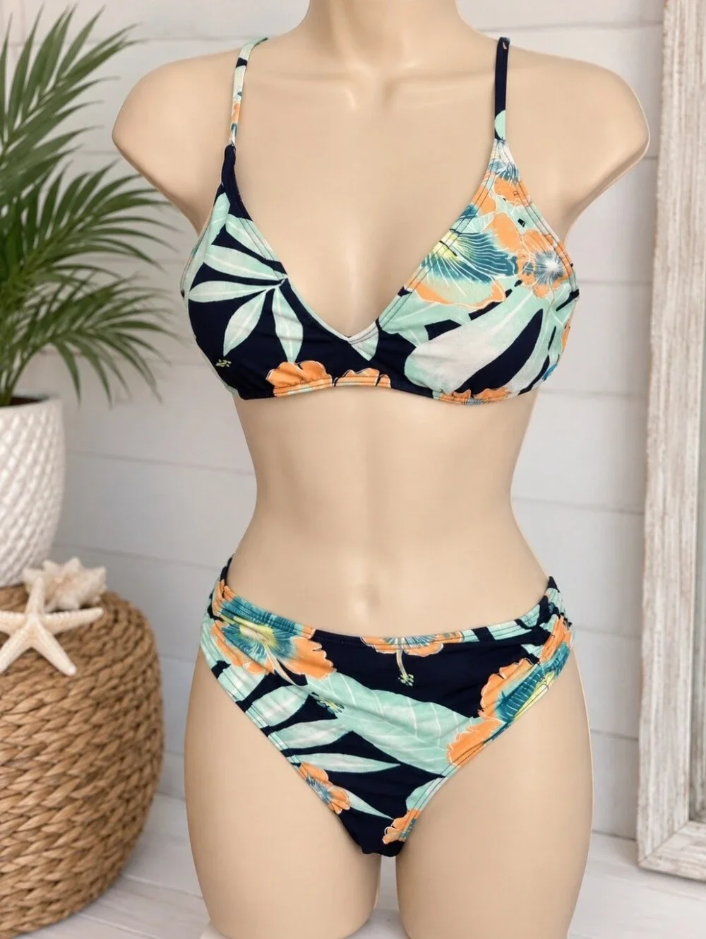 🌺 Roxy Tropical Bikini Set – Size Large – NWT Condition 🌴